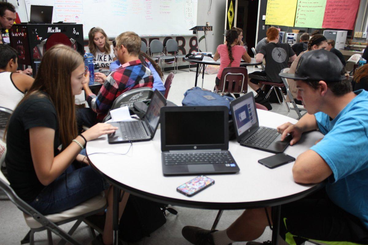 Juniors+Rachel+Setting+and+Hayden+Becker+create+thesis+statements+on+their+Chromebooks.+Photo+by+Taylor+Buttitta