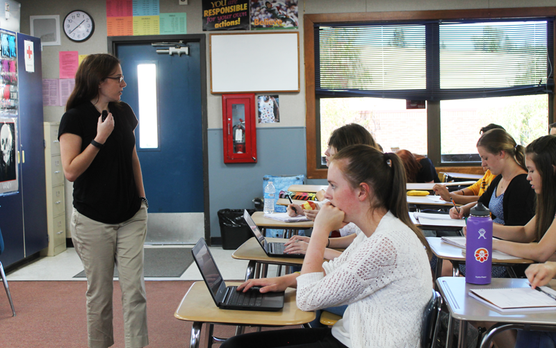 Dr. Sara Smilowitz teaches psychology students. Photo by Sarah DeRise