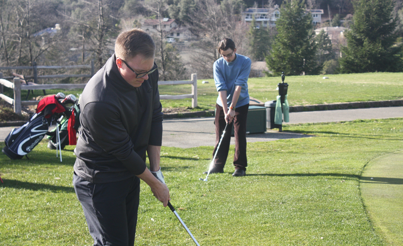 Hunter+Monts%2C+a+senior%2C+and+Asa+OCallaghan%2C+a+sophomore%2C+pratice+chipping.+Photo+by+Brandon+McGinnis