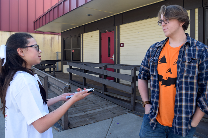 Current reporter Annabelle Owyoung interviews Senior Chan Looper. Photo by Desi Kreiter