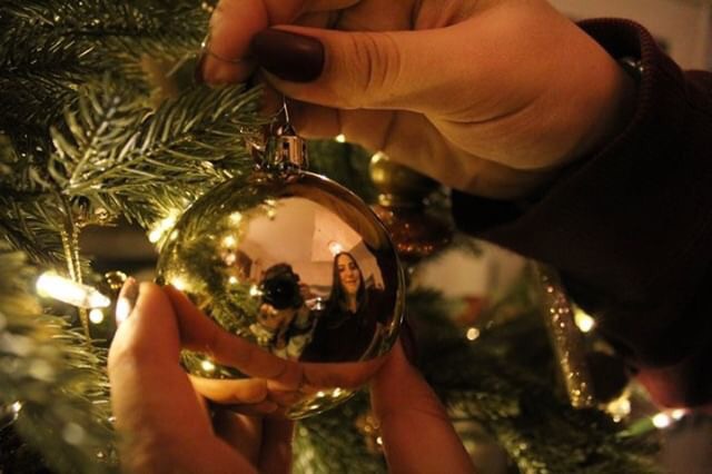 Sophomore Colby Morris sees her reflection while decorating her home for the holidays. Photo by Bella Ferrari 