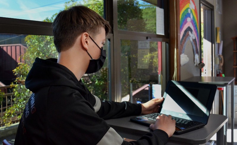 Sophomore Caleb McGehee completes homework on his chromebook at school during hybrid learning. Photo by Maya Bussinger 
