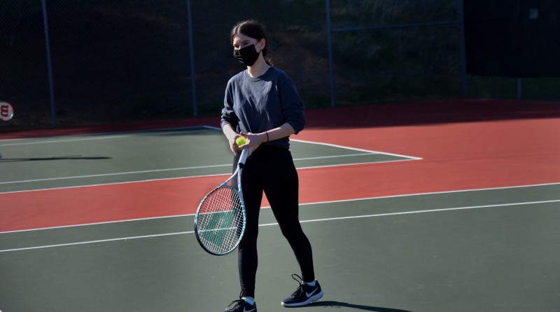 Senior Elizabeth Glomson participates in after-school tennis practice. Photo by Maya Bussinger