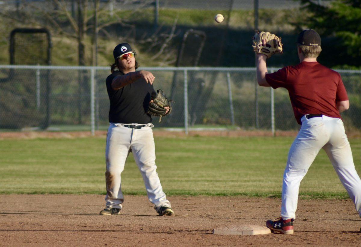 Varsity baseball practices drills on the field. Photo by Maya Bussinger