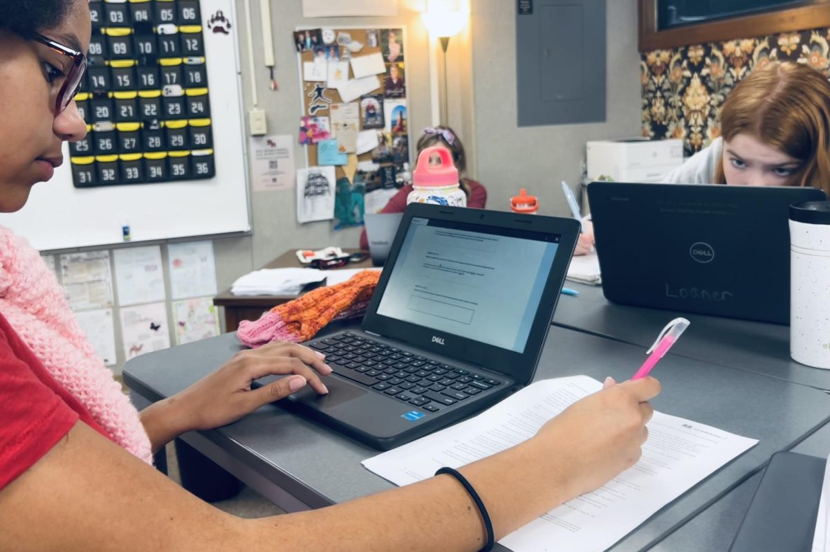 Sophomores Elizabeth Sturgill-Odong (left) and Kyli Sherlock study during finals week.